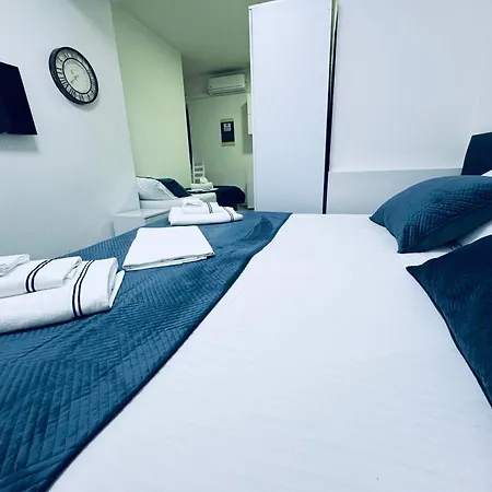 Tirana Central Suites 티라나