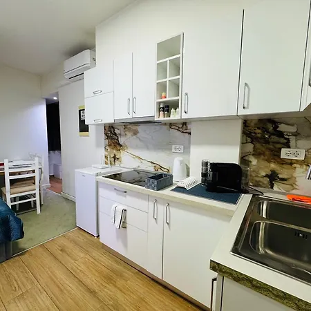 아파트 Tirana Central Suites 티라나